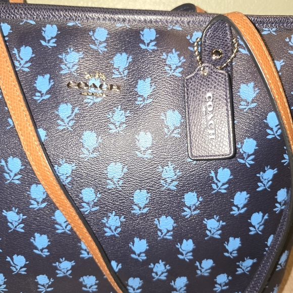 Euc Coach City Zip Top Tote in the Badlands Floral Print in midnight blue - Picture 2 of 6